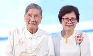 Nhạc sĩ Phạm Tuyên nhận giải Hiệp sĩ Dế Mèn Nhạc sĩ Phạm Tuyên nhận giải Hiệp sĩ Dế Mèn