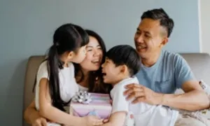 Vợ chồng làm cùng công ty nhưng con chỉ được một phần quà 1/6 Vợ chồng làm cùng công ty nhưng con chỉ được một phần quà 1/6