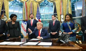Ông Trump nói đùa khi khen nữ phóng viên xinh đẹp Ông Trump nói đùa khi khen nữ phóng viên xinh đẹp