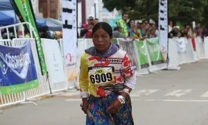VĐV nữ đi bộ 14 tiếng rồi vô địch giải ultramarathon