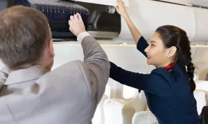 Lý do không nên nhờ tiếp viên cất hành lý trên máy bay