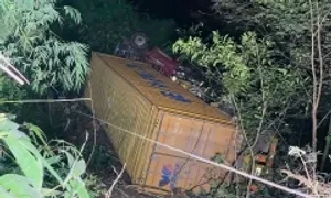 Xe container lao xuống vực 70 m, tài xế mắc kẹt gần 9 giờ