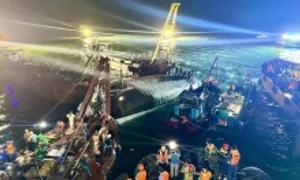 Tàu Vịnh Xanh 58 'lật úp trong vài giây' và đối trọng tàu du lịch biển Tàu Vịnh Xanh 58 'lật úp trong vài giây' và đối trọng tàu du lịch biển