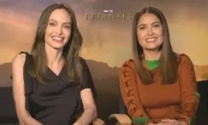 Fan ngạc nhiên khi thấy Angelina Jolie đi máy bay thương mại Fan ngạc nhiên khi thấy Angelina Jolie đi máy bay thương mại