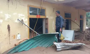 Nhiều trường học bị vùi lấp sau lũ Nhiều trường học bị vùi lấp sau lũ