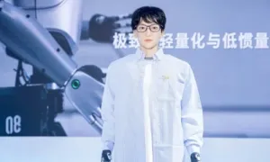 Robot hình người đầu tiên học tiến sĩ