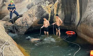 Thiếu niên gặp nạn dưới suối khi đi dã ngoại Thiếu niên gặp nạn dưới suối khi đi dã ngoại