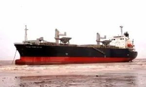 Tàu hàng 23.000 tấn bị bão đánh trôi dạt