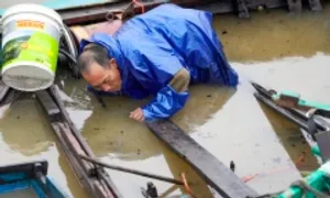 Ngư dân mò tài sản từ hàng loạt tàu chìm sau bão Kajiki Ngư dân mò tài sản từ hàng loạt tàu chìm sau bão Kajiki