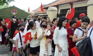 Nhiều điểm du lịch ở Hà Nội đông nghịt khách