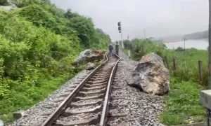 Đá rơi làm xê dịch đường sắt Bắc Nam