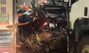 Xe 7 chỗ bị tông biến dạng khi chờ đèn đỏ, tài xế tử vong
