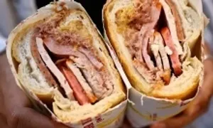 Khách Australia ăn uống 'hết công suất' trong 48 giờ ở Việt Nam