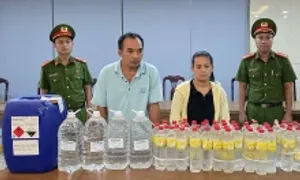 Vợ chồng bị khởi tố vì làm giấm ăn bằng nước giếng