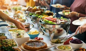 Tại sao nhà hàng buffet không sợ khách ăn nhiều?