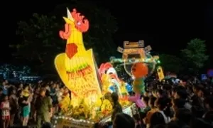Hàng nghìn người xem đèn Trung thu khổng lồ quanh thành cổ Sơn Tây Hàng nghìn người xem đèn Trung thu khổng lồ quanh thành cổ Sơn Tây