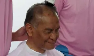Bộ trưởng Y tế Malaysia cạo đầu ủng hộ bệnh nhân ung thư Bộ trưởng Y tế Malaysia cạo đầu ủng hộ bệnh nhân ung thư