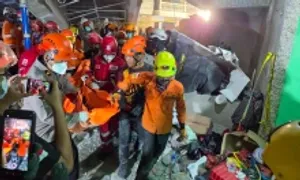Ba ngày sau vụ sập trường Indonesia, 59 người vẫn kẹt dưới đống đổ nát Ba ngày sau vụ sập trường Indonesia, 59 người vẫn kẹt dưới đống đổ nát