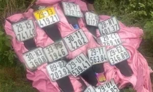 Nhóm 'trẻ trâu' cầm kiếm gây sự, chặt biển số xe người đi đường Nhóm 'trẻ trâu' cầm kiếm gây sự, chặt biển số xe người đi đường