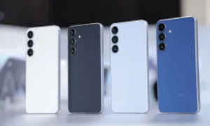 Người trẻ trải nghiệm chụp ảnh với camera Galaxy S25 FE