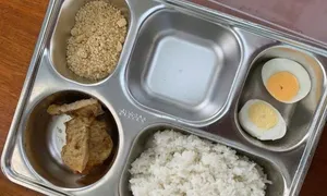Hiệu trưởng xin lỗi vì suất cơm bán trú ít thức ăn Hiệu trưởng xin lỗi vì suất cơm bán trú ít thức ăn