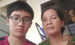 Cậu bé u não chăm bà ngoại liệt giường