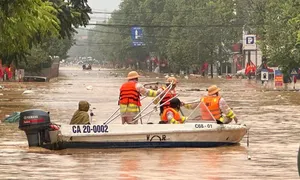 Người dân cưu mang nhau trong lũ
