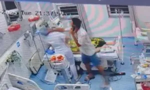 Nữ điều dưỡng bị người nhà bệnh nhân đánh vào đầu Nữ điều dưỡng bị người nhà bệnh nhân đánh vào đầu