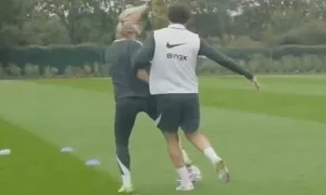 Diego Costa xô ngã đồng nghiệp nữ khi chuẩn bị cho trận từ thiện Diego Costa xô ngã đồng nghiệp nữ khi chuẩn bị cho trận từ thiện