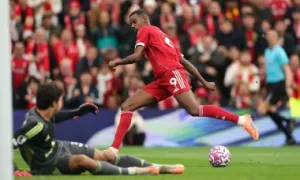Các cựu danh thủ kêu gọi Liverpool loại bỏ Isak