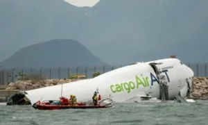 Máy bay bập bềnh trên biển sau vụ trượt khỏi đường băng ở Hong Kong