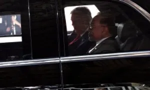 Thủ tướng Malaysia kể chuyện ông Trump mời ngồi xe 'Quái thú'