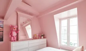 Căn hộ áp mái với tông hồng chủ đạo