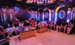 Cảnh sát đột kích 3 quán karaoke, bắt 85 người