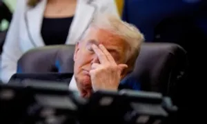 Dấu hiệu tuổi tác bắt đầu đè nặng lên ông Trump