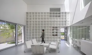 Nhà 197 m2 nội thất trắng của gia đình ba thế hệ