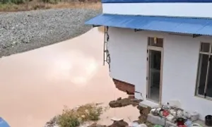 Bờ sông Đa Nhim sạt lở ăn sâu vào khu dân cư ở Lâm Đồng